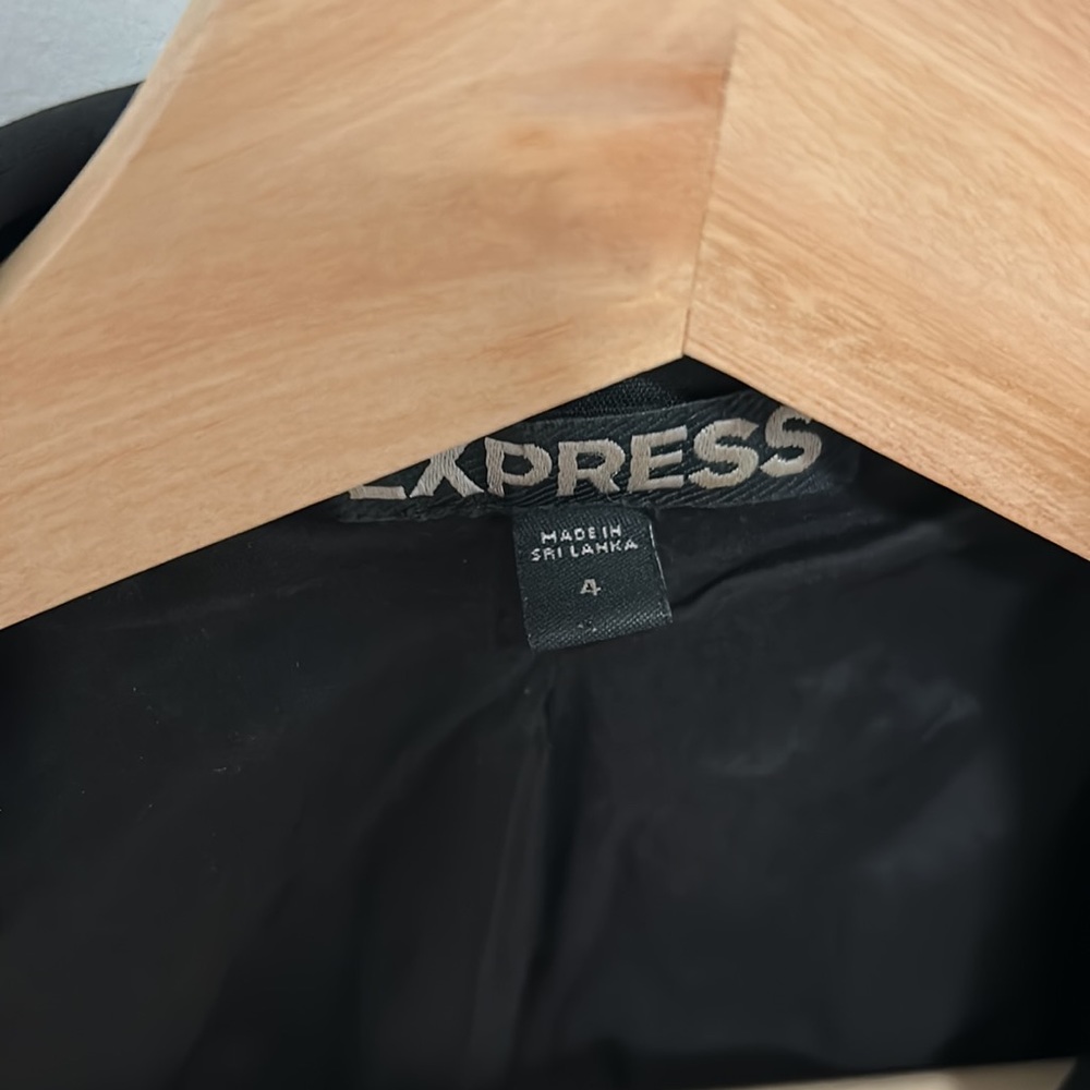 Express Blazer. Size 4. Black - Picture 4 of 4